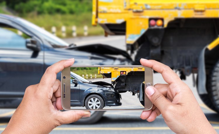 Při řízení se držte volantu, ne mobilu