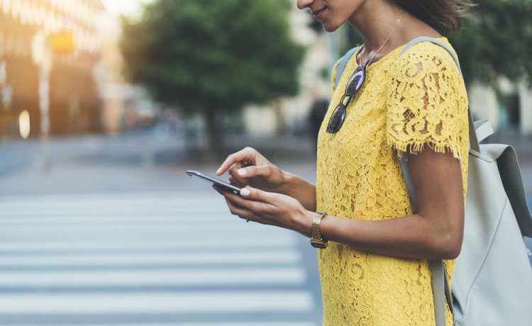 Za přecházení ulice s mobilem v ruce hrozí vysoká pokuta